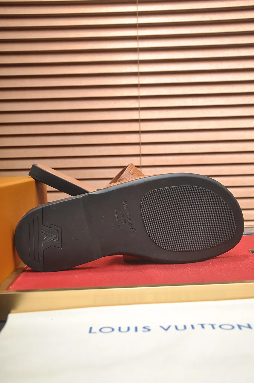 Men's men's shoes 💰340💶 [Louis Vuitton LV slippers] (high-end cowhide) counter 1:1 fashion style, a must-have for summer! The designer used LV’s iconic outsole. The original simple slippers instantly become fashionable! The upper is made of flexible special cowhide leather straps alternately, and the workmanship is exquisite! A must-have for stylish men in summer, size 38-46 (45 46 customized)